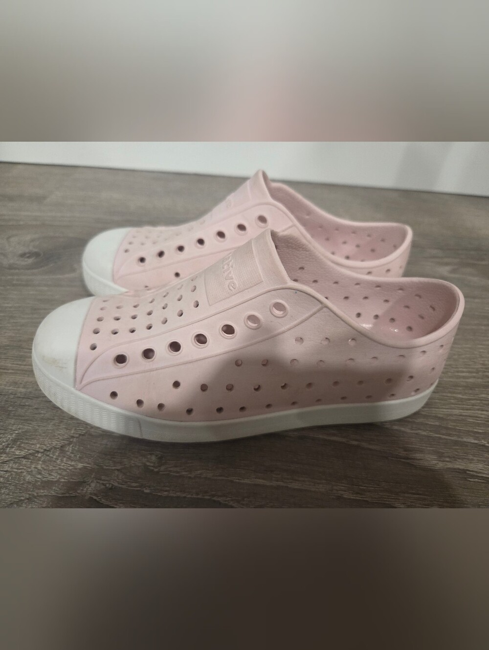 Native Jefferson Slip-On Sneakers in Light Pink Size 1